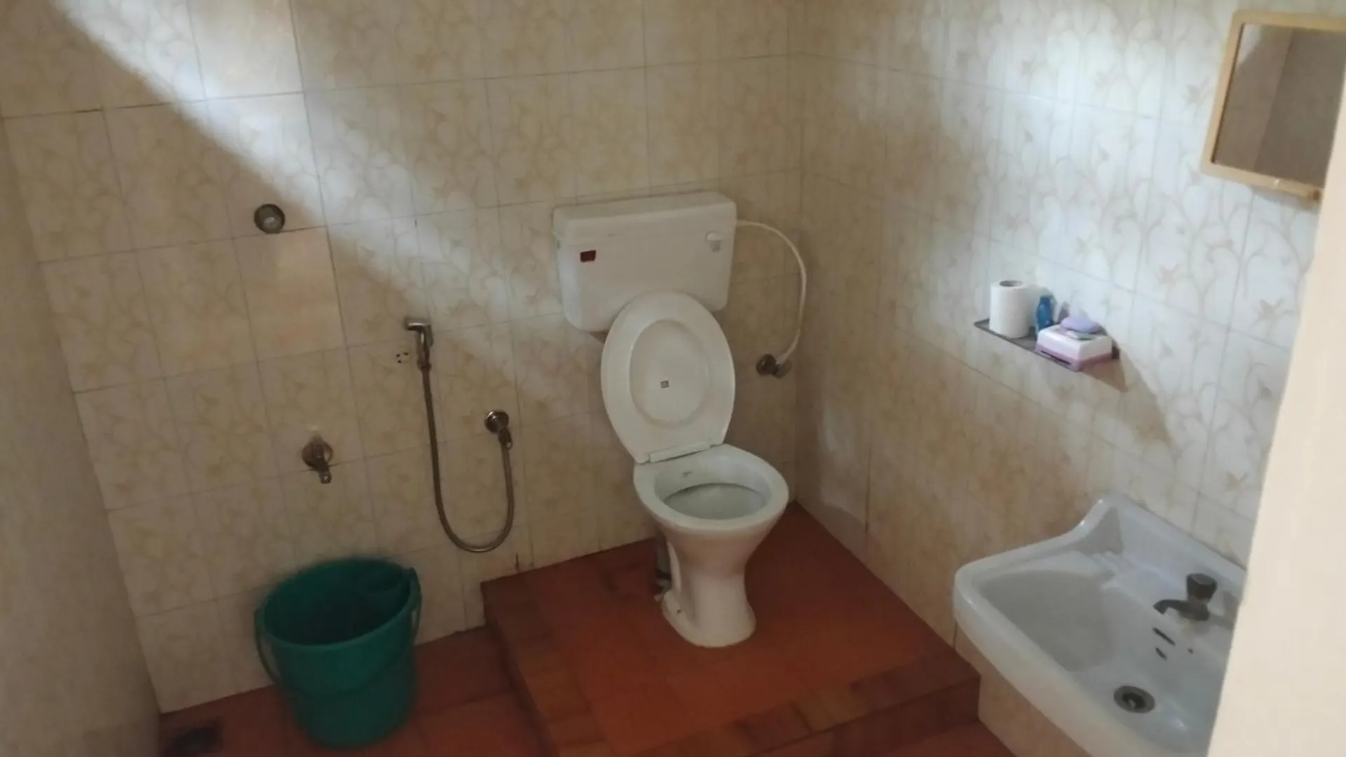 Lakeview Outhouse Коччи
